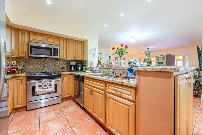 Building Photo - MIAMI LAKES WINDMILL GATE