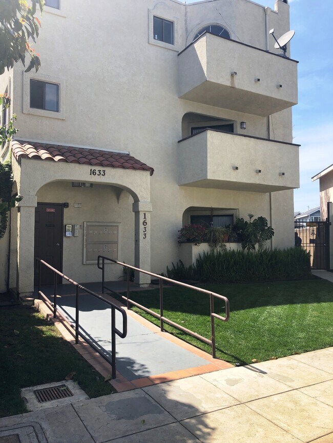 Building Photo - 1633 Stanley Ave