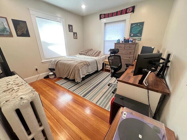 Foto del edificio - Three bed two bath in Brighton Available S...