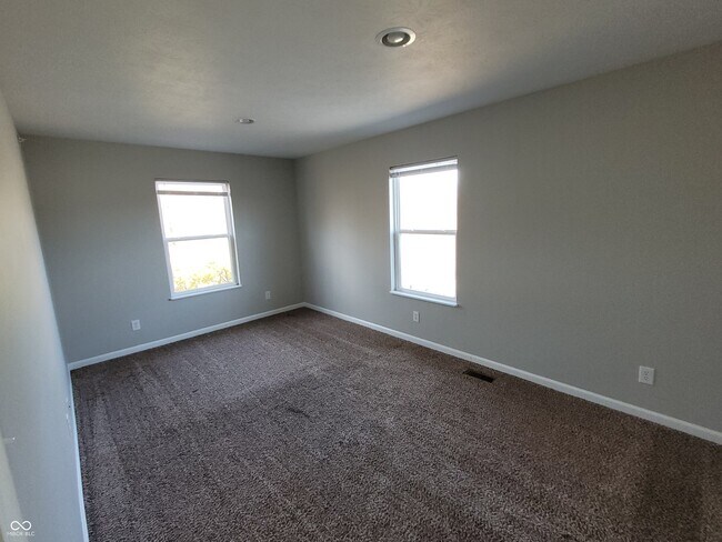 Building Photo - 138 E Center Dr