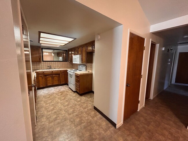 Building Photo - Great home for rent in Visalia!