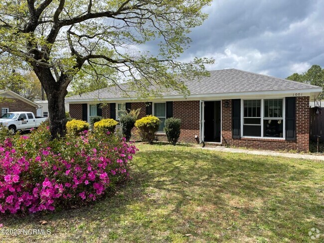 Building Photo - 1001 Dickens Dr