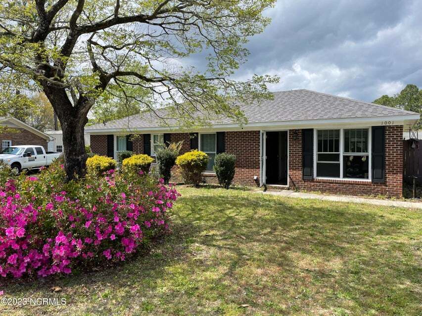 Primary Photo - 1001 Dickens Dr