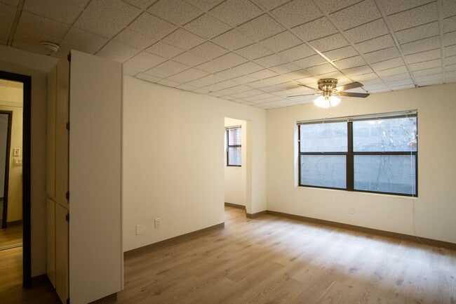 Building Photo - Cozy Remodeled Studio Nestled Between Nob ...