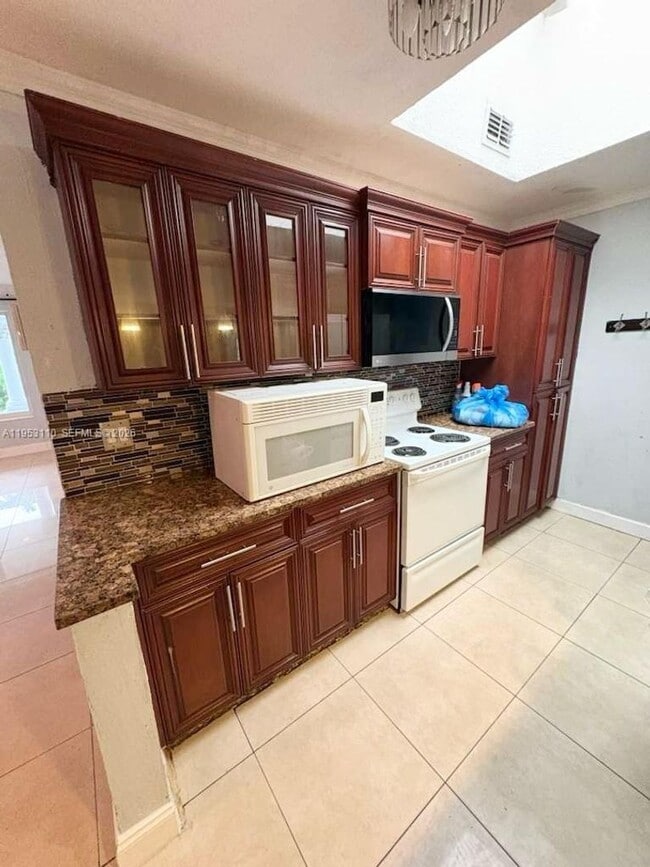 Foto del edificio - 221 NW 40th St