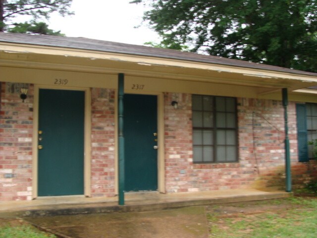 Foto del edificio - 2319 Briarwood Dr