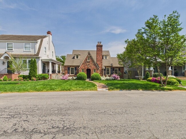 Foto del edificio - 307 Lexington Rd