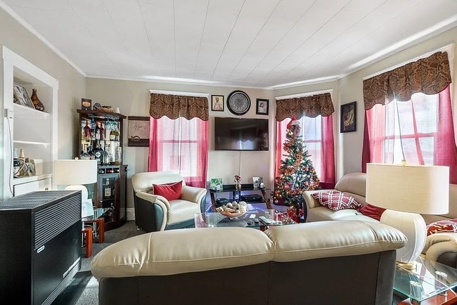 Building Photo - 11 Mars St