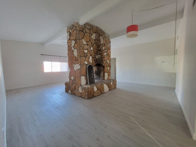 Foto del edificio - Renovated Single Family Home!  Large backy...