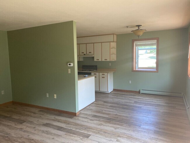 Building Photo - 2 Bed, 1.5 Bath Condo End Unit Available f...