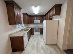 Building Photo - 677 Lebon Cir