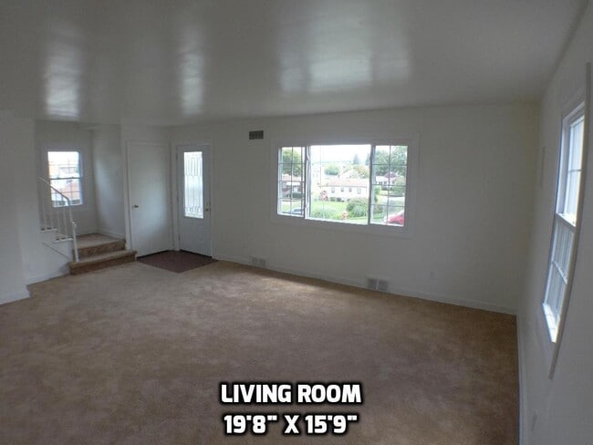 Building Photo - Three bedroom home excellent neighborhood