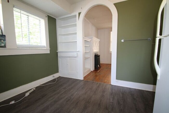 Building Photo - Simply the BEST! Adorable 1 Bedroom/1 Bath...