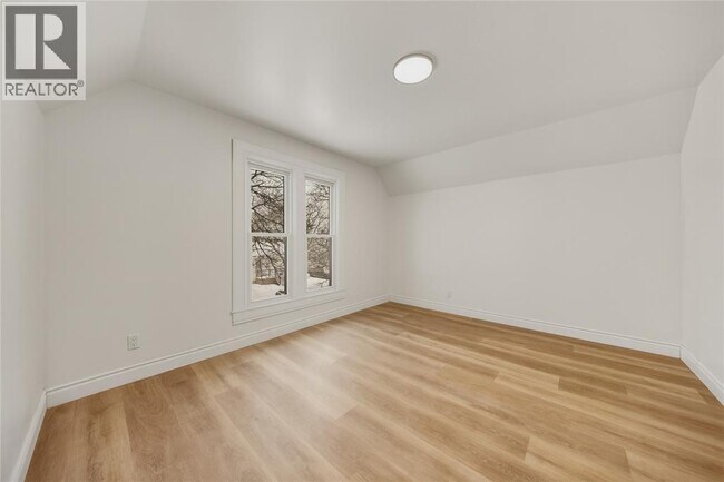 Photo du bâtiment - 165 College Ave N