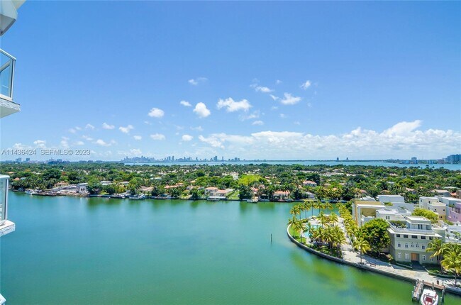 Foto del edificio - 5900 Collins Ave