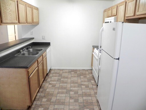 Building Photo - Quaint 2 Bedroom Apartment Close to Old Town!