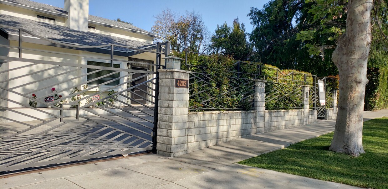 Primary Photo - 4202 Woodman Ave