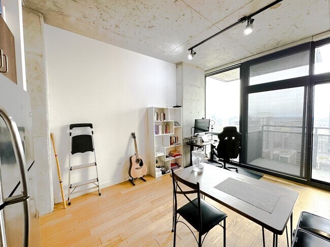 Building Photo - 235 W Van Buren St