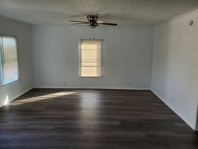Foto del edificio - 3 bedroom house with private backyard