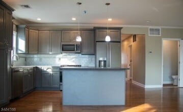 Building Photo - 204 Harrison St