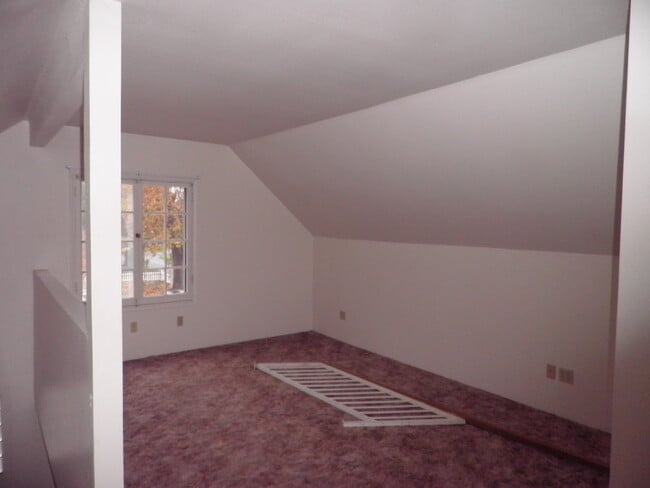 Building Photo - Lovely Home