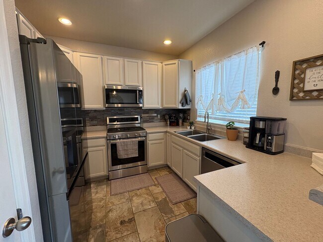 Foto del edificio - Beautiful 4 Bed 3 Bath in Fountain!!!