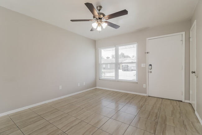 Building Photo - 2008 Las Palmas Cir