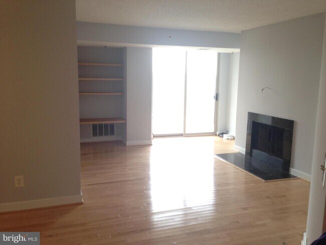 Foto del edificio - 7500 Woodmont Ave