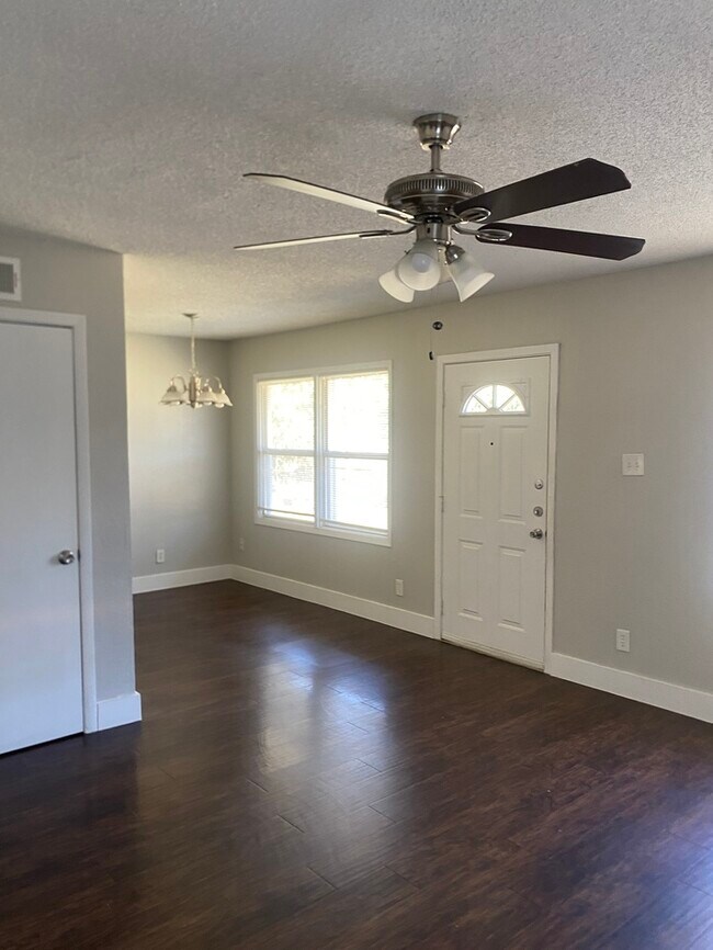 Foto del edificio - 4947 Corrigan Dr