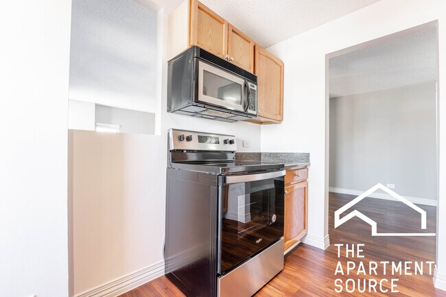 Building Photo - 2BR1BA in River North!