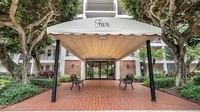 Building Photo - 2950 N Palm Aire Dr