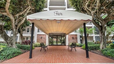 Building Photo - 2950 N Palm Aire Dr