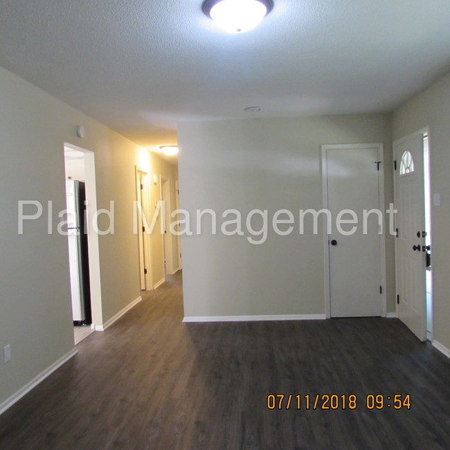 Building Photo - Ready in Oak Grove