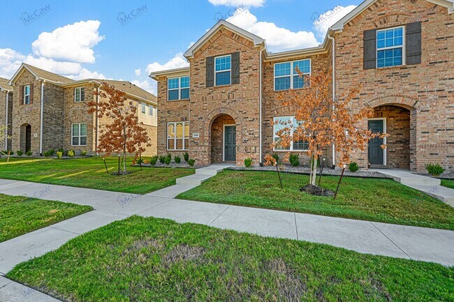 Building Photo - 2022 3-bed 2.5-bath Townhome in Mesquite!