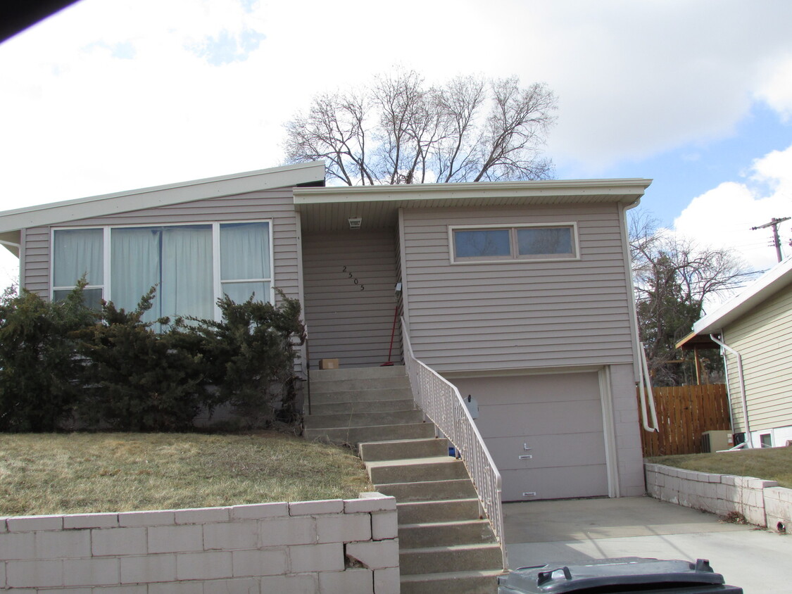Foto principal - 2 BEDROOM | 1 BATH | GARAGE | WEST