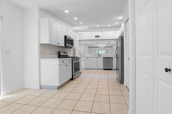 Foto del edificio - Bright & Airy 3-Bed Home Close to University Pkwy