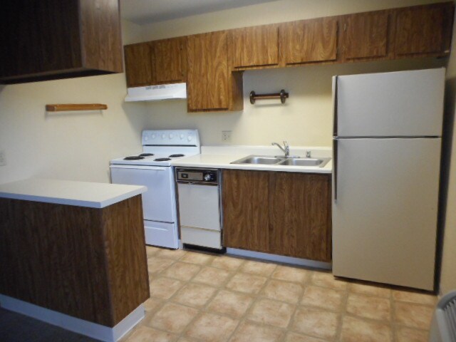 Building Photo - 530 W Plumb Ln