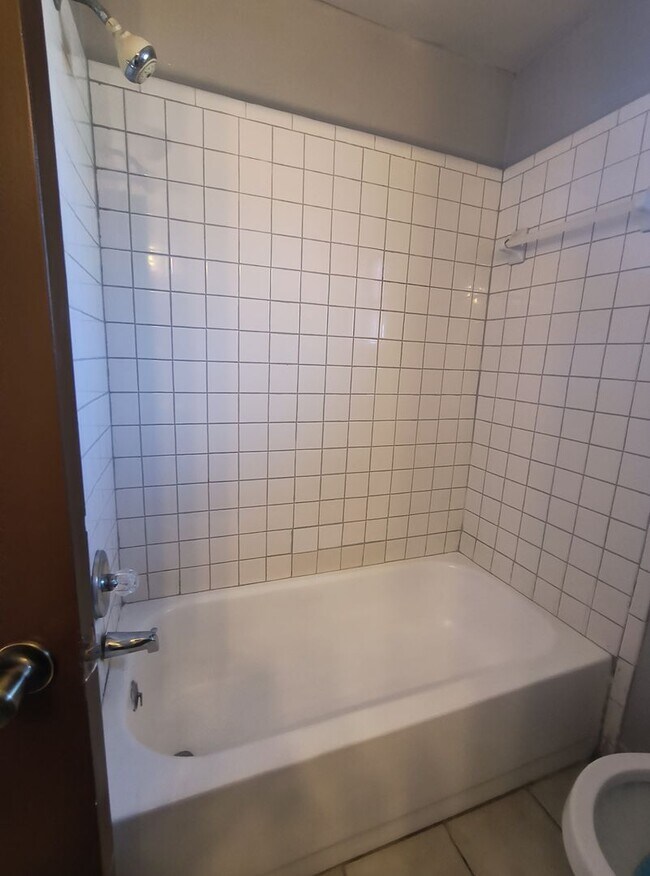 Foto del edificio - Spacious 3-Bedroom 2 Bathroom Apartment for Rent!