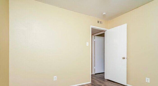 Foto del edificio - 3214 Greentree Dr