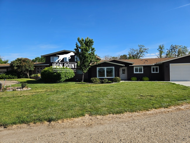 Building Photo - 2bed/1bath w/2 car garage & all appliances included.