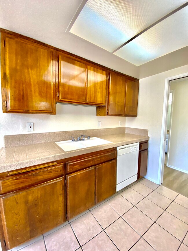 Building Photo - 590 W 24th St