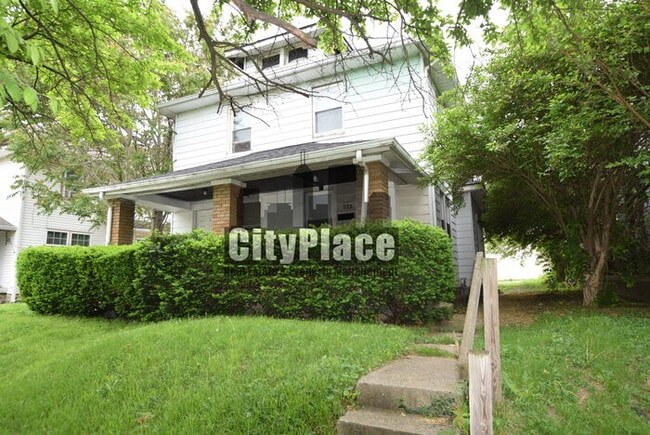 Building Photo - 925 N Gladstone Ave