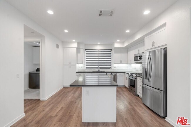 Building Photo - 13139 Victory Blvd