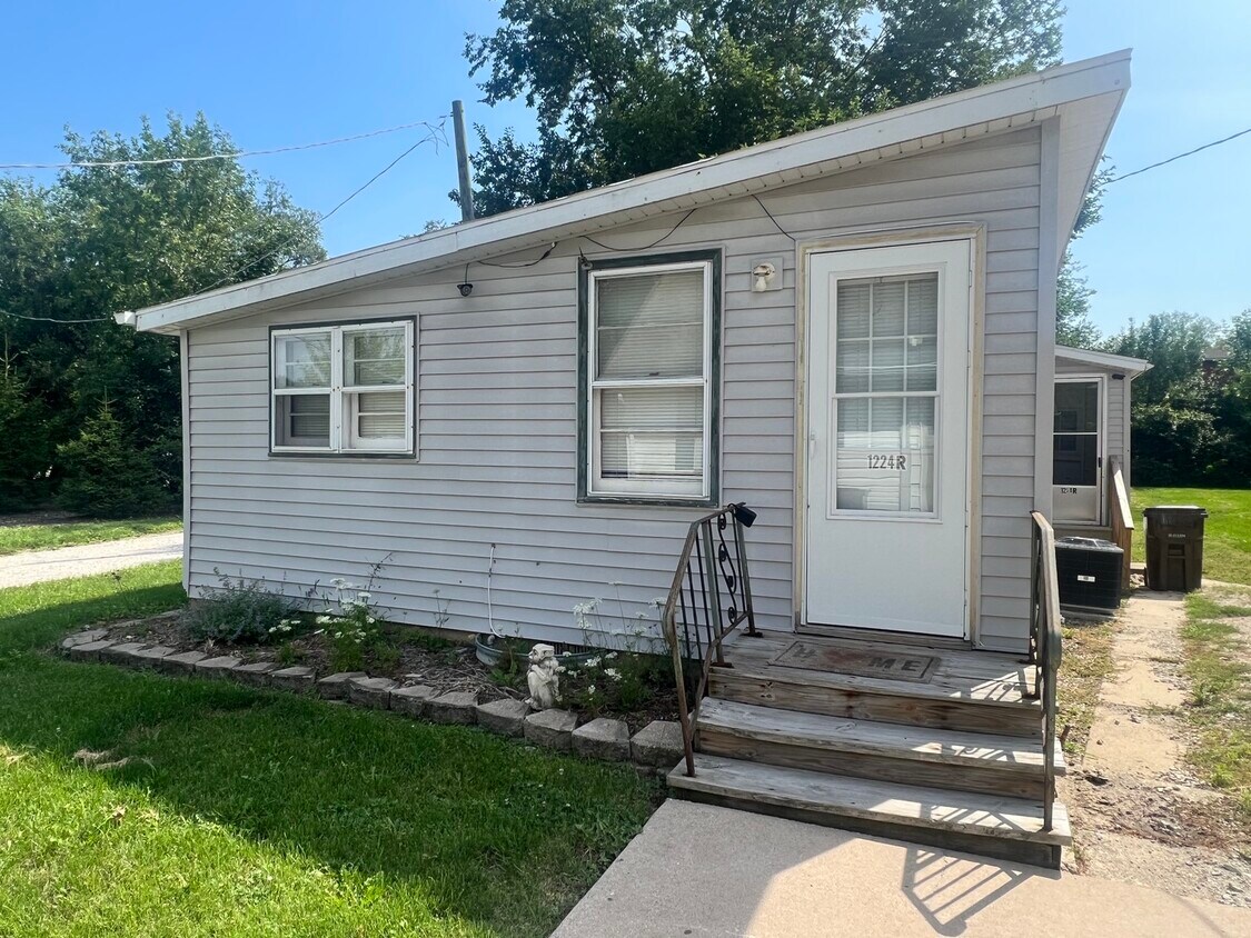 Foto principal - 1224 N Cedar Rd