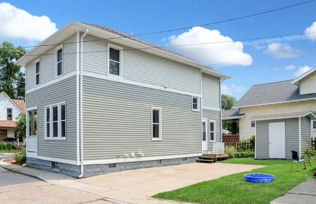 Foto del edificio - 916 Zeeland Ct NE