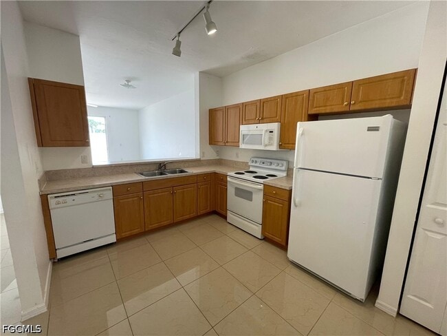 Building Photo - 3637 Pine Oak Cir