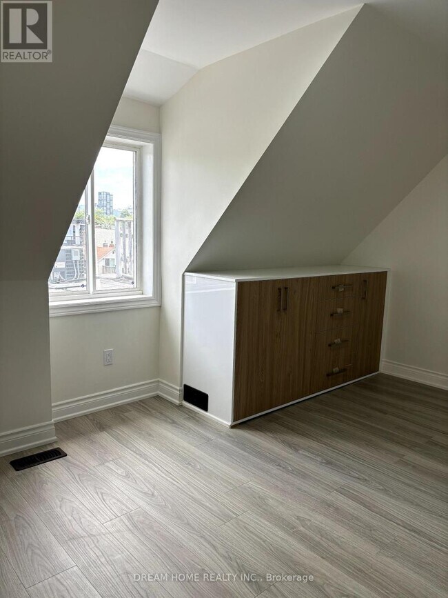 Photo du bâtiment - 643-643 Bathurst St