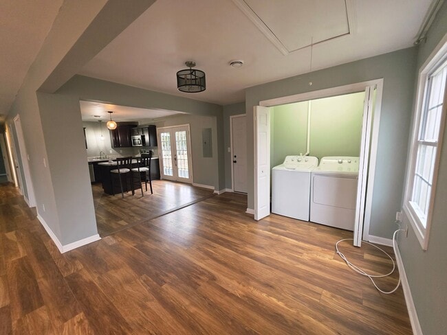 Building Photo - 3 Bedroom 1.5 BA Hubert