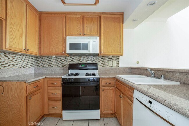 Foto del edificio - 5325 Newcastle Ave