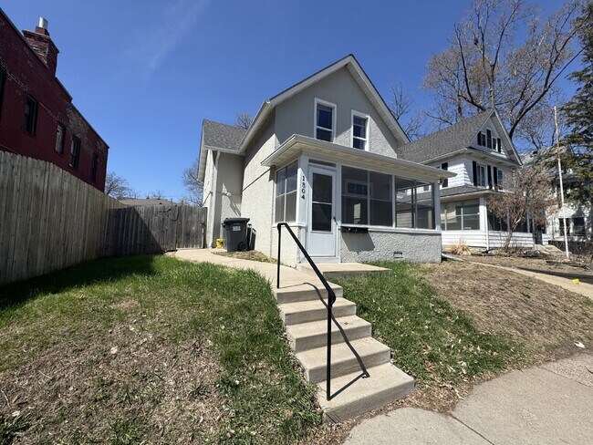Foto del edificio - Charming 2-Bed upper Duplex in NE in Minneapolis